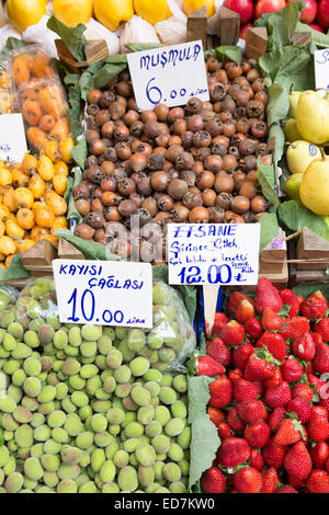 Mispeln, Erdbeeren, Aprikosen mit türkische Lira Preis Tickets, Lebensmittel-Markt in Kadiköy Bezirk asiatische Seite von Istanbul, Türkei Stockfoto