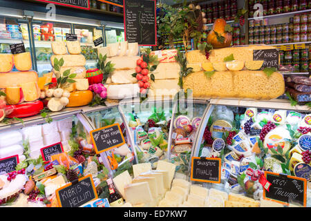 Türkische Käse und Milchprodukte in Kühlmöbel auf Lebensmittelmarkt, Kadiköy Bezirk asiatische Seite von Istanbul, Ost-Türkei Stockfoto