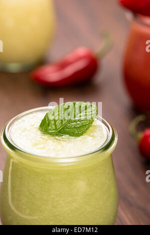 Blatt der Minze auf eine gekühlte Melone Suppe im Glas Stockfoto