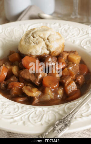 Klassische Rindfleisch Schuster oder Rindfleisch Eintopf mit Talg Knödel Stockfoto