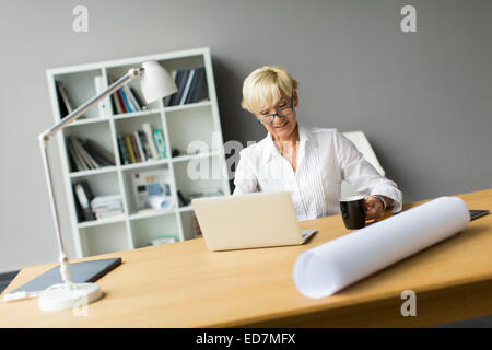 Frau im Büro Stockfoto