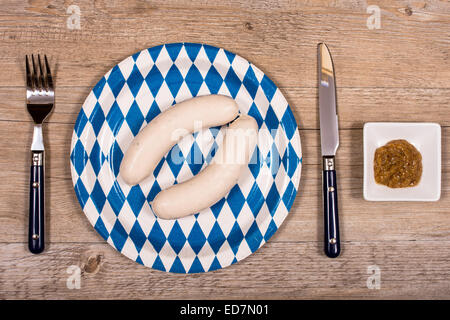 Decken Sie in einem Biergarten mit Weißwurst und süßem Senf Stockfoto