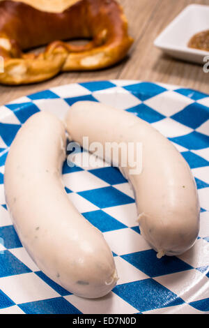 Weißwürste und Brezel in Hochformat Stockfoto