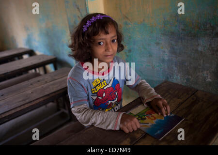 Dhaka, Bangladesch. 31. Dezember 2014. Schülerinnen und Schüler in der Nähe von Schiffsrecycling Hof in Dhaka.There sind mehr als 35 Werften in alten Dhakas Keraniganj Bereich in der Bank des Flusses Burigonga, wo kleine Schiffe, Produkteinführungen und Dampfer gebaut und repariert rund um die Uhr. Rund 15.000 Menschen arbeiten extrem gefährliche Bedingungen verdienen TK. 300-400 BDT, da sie nicht Sicherheits-Ausrüstung von den Dock-Besitzern und Unfälle häufig sind... Bildnachweis: Zakir Hossain Chowdhury Zakir/Alamy Live-Nachrichten Stockfoto