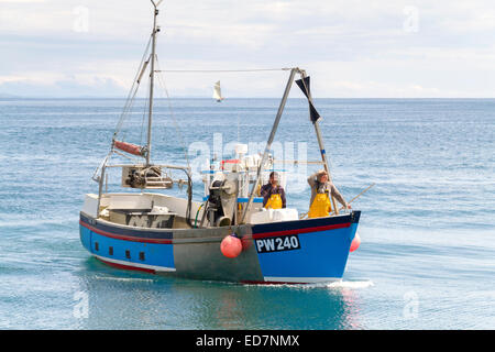 Kleinen Fischkutter, die Rückkehr in den Hafen in Mevagissey Cornwall Stockfoto