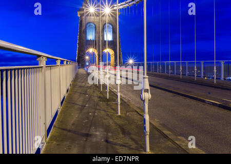 Die Menai-Brücke zwischen Anglesey und Bangor in Nord-wales Stockfoto