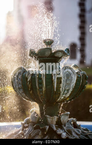 Wasserstrom aus dekorativen Brunnen im Garten Stockfoto