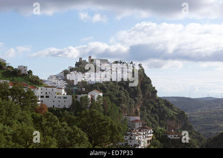Die typischen weiß getünchten Berg Dorf Casares, Provinz Malaga, Andalusien, Spanien. Stockfoto
