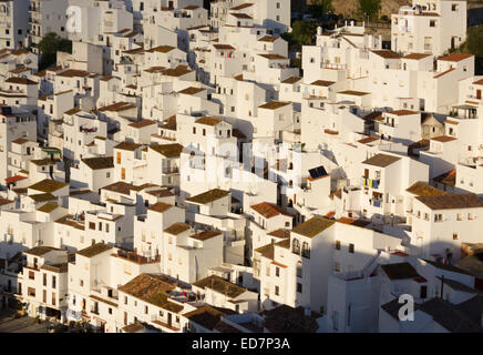 Die typischen weiß getünchten Berg Dorf Casares, Provinz Malaga, Andalusien, Spanien. Stockfoto