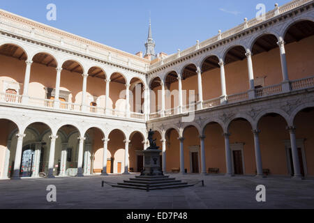 Innenhof der Alcázar von Toledo, Toledo, Castilla-La Mancha, Spanien. Heimat des Museum der Armee. Stockfoto