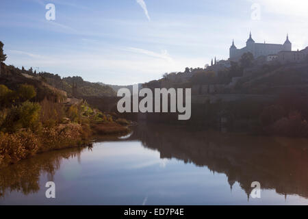 Toledo, Castilla-La Mancha, Spanien. Blick auf die Brücke von Alcantara und der Alcazar mit Blick auf den Tejo. Stockfoto