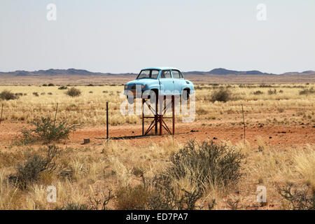 Frisky Eingang melden Sie eine alte verfallene Fiat in weiten, offenen Raum zu einem großen Grundstück und die Farm in der Nähe von Upington Northern Cape Südafrika Stockfoto