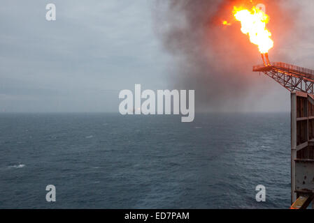 Nordsee Bohrinsel Flare. Gas rig in der Ferne. Credit: LEE RAMSDEN/ALAMY Stockfoto