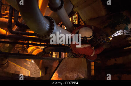 IRATA Abseilen in der Höhe Techniker arbeiten auf einer Bohrinsel. Credit: LEE RAMSDEN/ALAMY Stockfoto