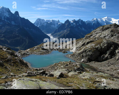 Lac Blanc über Chamonix in den französischen Alpen mit Blick auf das Mer de Glace, Aiguilles de Chamonix und den Gipfel des Mont Blanc Stockfoto