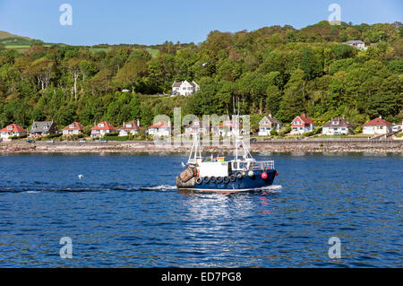 Angelboot/Fischerboot nähert Largs Pier auf den Firth of Clyde in North Ayrshire, Schottland Stockfoto