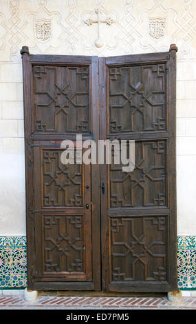 Toledo, Castilla-La Mancha, Spanien.  Alte Tür im jüdischen Viertel. Stockfoto