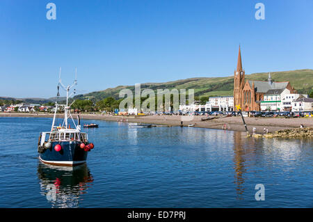 Meer-Fassade des Seebades Largs in North Ayrshire Schottland mit Fischerboot Annäherung an pier Stockfoto