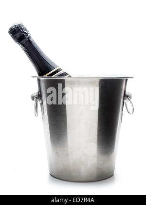 Silvester Champagner Flasche aus Metall Kühler gedreht auf weiß Stockfoto