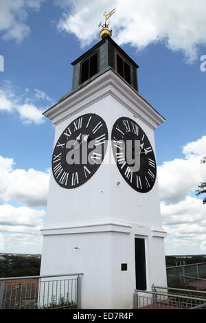 Uhrturm in Petrovaradin Festung in Novy Sad, Serbien. Petrovaradin Festung mit Blick auf die Donau. Stockfoto