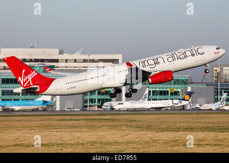 Virgin Atlantic Airbus A330-300 fährt von Start-und Landebahn 05L Manchester Airport. Stockfoto