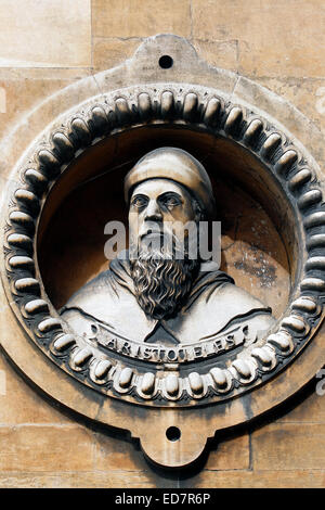 Aristoteles. Einschub-Skulptur in der Wand des Wollaton Hall in Nottingham besser bekannt als Aristoteles 384-322 v. Chr. einen griechischen Philosoph Stockfoto