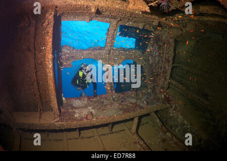 Taucher, die Blick auf den Motor Raum Wreckship Gianis D. Rotes Meer, Sharm El Sheikh, Ägypten Stockfoto
