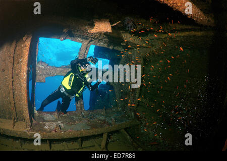 Taucher, die Blick auf den Motor Raum Wreckship Gianis D. Rotes Meer, Sharm El Sheikh, Ägypten Stockfoto