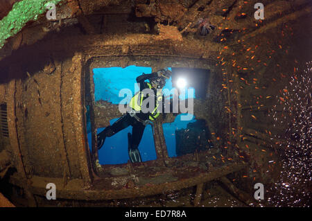 Taucher, die Blick auf den Motor Raum Wreckship Gianis D. Rotes Meer, Sharm El Sheikh, Ägypten Stockfoto