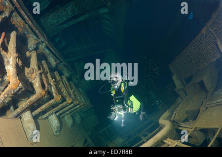 Taucher, die Blick auf den Motor Raum Wreckship Gianis D. Rotes Meer, Sharm El Sheikh, Ägypten Stockfoto