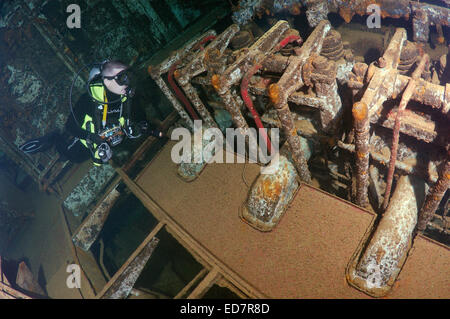 Taucher, die Blick auf den Motor Raum Wreckship Gianis D. Rotes Meer, Sharm El Sheikh, Ägypten Stockfoto
