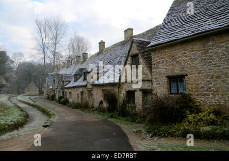 Arlington Row berühmten Häusern. Bibury ist eine Gemeinde in Gloucestershire, England. Es liegt am Fluss Coln gelegen. Auf britische Pässe verwendet Stockfoto