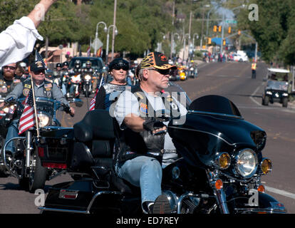 Teilnehmer marschieren in der Veterans Day Parade, die amerikanischen Militärs im Ruhestand, in Tucson, Arizona, USA ehrt. Stockfoto