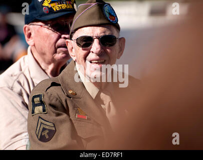 Veteranen der Schlacht der Ausbuchtung marschieren in der Veterans Day Parade in Tucson, Arizona, USA. Stockfoto