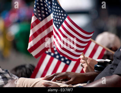 Teilnehmern winken der Veterans Day Parade, die amerikanischen Militärs im Ruhestand, in Tucson, Arizona, USA ehrt die amerikanische Flagge. Stockfoto