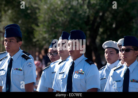 Gymnasiasten ROTC marschieren in der Veterans Day Parade, die amerikanischen Militärs im Ruhestand, in Tucson, Arizona, USA ehrt. Stockfoto