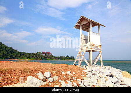 Strand-Leben-Wachturm auf trockenen Wiese in Rayong Strand in Thailand Stockfoto