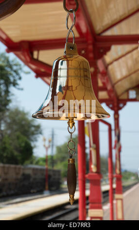 Messingglocke hochglanzpoliert auf eine Thai Bahnhof Hua Hin Thailand Asien Stockfoto