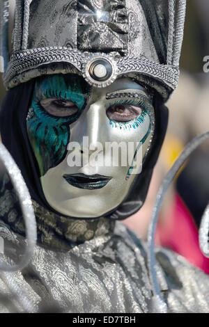 Eine silberne und smaragdene Maske ausgestellt, während der traditionelle Karneval von Venedig, Italien (2014-Ausgabe) Stockfoto