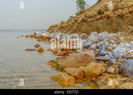 Blick auf die Küste des Toten Meeres in Jordanien. Stockfoto