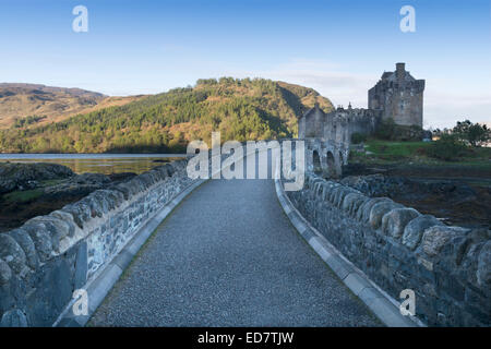 Eilean Donan Castle finalisieren am Ufer des Loch Duich durch das Dorf Dornie in der Nähe von Isle Of Skye, Schottland, Großbritannien Stockfoto