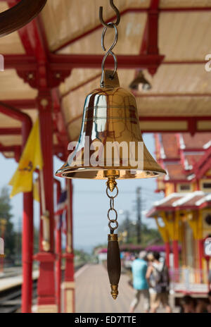 Messingglocke hochglanzpoliert auf eine Thai Bahnhof Hua Hin Thailand Asien Stockfoto