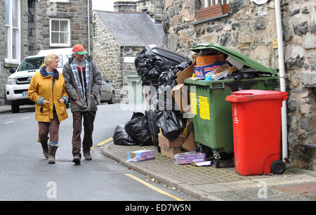 Gwynedd Rat drei Woche Bin Sammlung Ortszentrum, Gwynedd, Wales, Uk, 31.12.2014 Bewohner von Wales Kirsty Harper und p Stockfoto