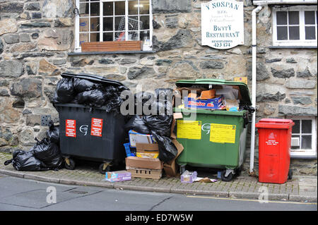 Gwynedd Rat drei Woche Sammlung von Bins Ortszentrum, Gwynedd, Wales, Uk, 31.12.2014 Müll angesammelt die Xmas-Peri Stockfoto