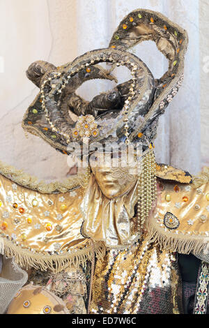 Eine goldene Maske ausgestellt, während der traditionelle Karneval von Venedig, Italien (2014-Ausgabe) Stockfoto