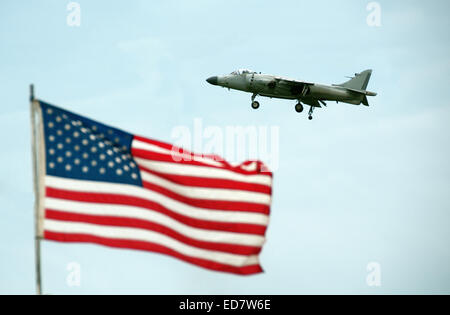 Britische Harrier-Jet salutieren amerikanische Flagge auf Airshow. Stockfoto