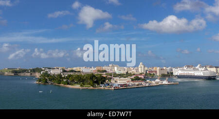 San Juan, Puerto Rico, Vereinigte Staaten. 12. Januar 2009. Ein Weitwinkel-Foto von San Juan, Puerto Rico mit der Bucht von San Juan auf der linken Seite und der Hafen von San Juan mit einem angedockten Kreuzfahrtschiff, auf der rechten Seite. In Mitte ist richtig, die San Juan US Coast Guard Station. Ganz links sind die Stadtmauern der alten San Juan und dem 16. Jahrhundert Castillo San Felipe del Morro, auch bekannt als Morro Castle, UN-Weltkulturerbe. © Arnold Drapkin/ZUMA Draht/Alamy Live-Nachrichten Stockfoto