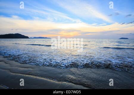 Sonnenuntergang an der Küste der Andaman Beach in Surin Island Nationalpark Phuket Thailand Stockfoto