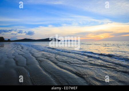 Sonnenuntergang an der Küste der Andaman Beach in Surin Island Nationalpark Phuket Thailand Stockfoto