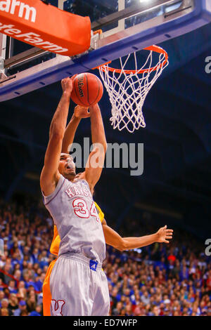 30. Dezember 2014: Perry Ellis #34 die Kansas Jayhawks und Jimmy Hall #35 der Kent State Golden blinkt in Aktion bei den NCAA-Basketball-Spiel zwischen der Kent State Golden blinkt und die Kansas Jayhawks bei Allen Fieldhouse in Lawrence, KS Stockfoto